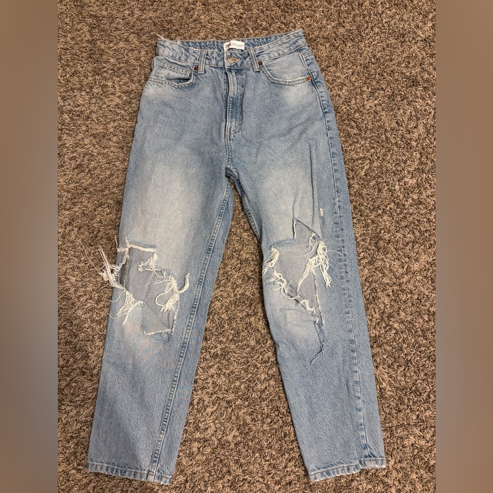 ZARA High-Waisted Distressed Mom Jeans – Size 6 / 28